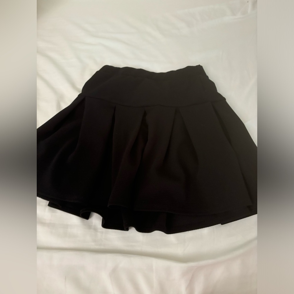 Caution to the Wind Black Pleated Skirt
Size: M
Amazing condition, WORN ONCE